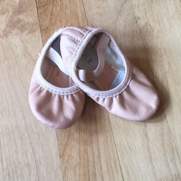 First ballet shoes fit 2yr old - Picture 2 of 6